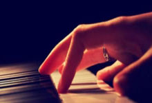 青年足球锦标赛激烈开幕，球队奋力拼搏